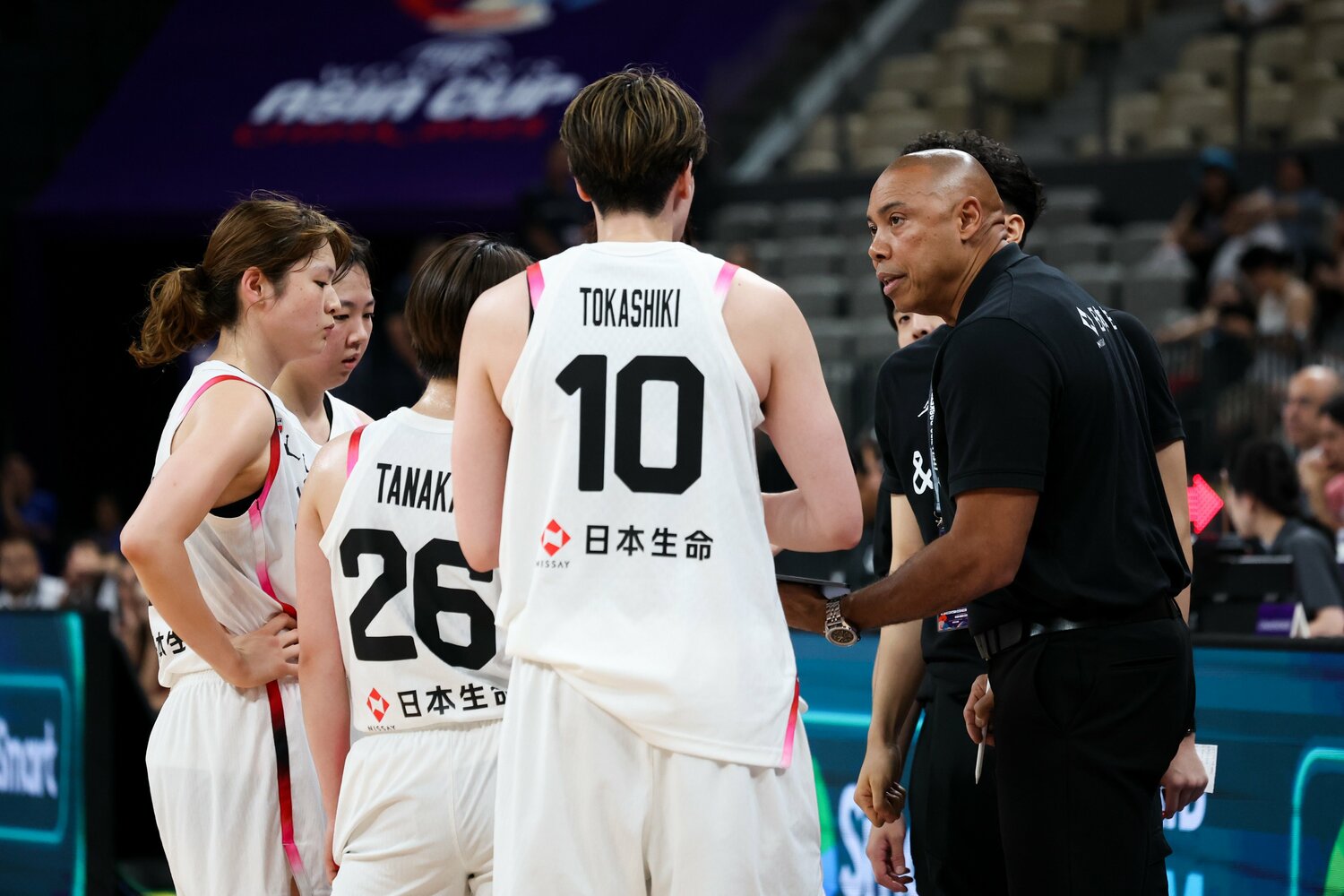 選手たちにコミュニケーションの重要性を説くコーリー・ゲインズHC　©︎VCG/VCG via Getty Images