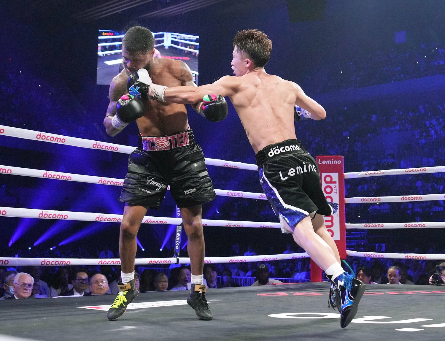 なんとか堪えたフルトンをダウンに追いやった強烈は左フック ©︎Naoki Fukuda