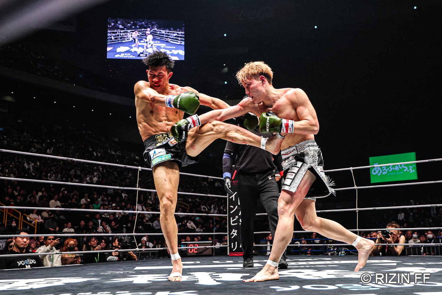 朝久泰央vs.YURA(右)はダウンの応酬に ©RIZIN FF