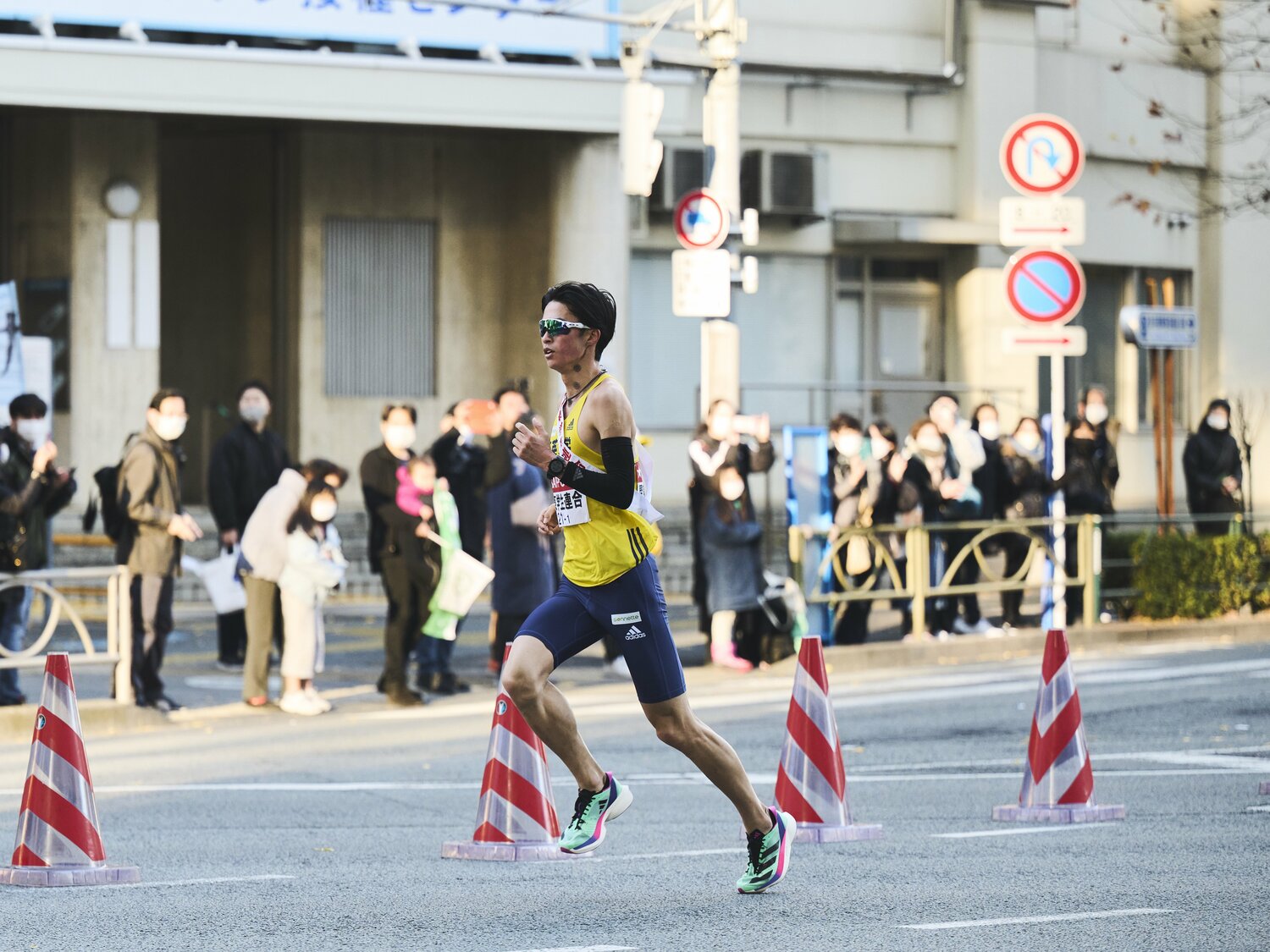 独走で一番最初に駆け過ぎていく新田には多くの声援が送られた　©Yuki Suenaga