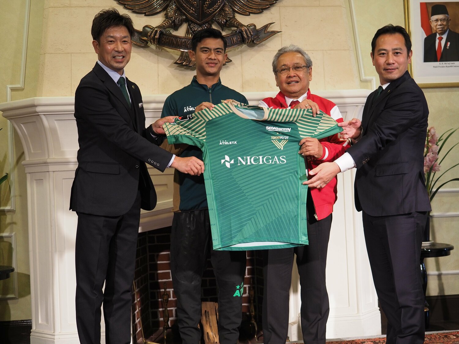 （左から）江尻篤彦強化部長、アルハン、アフマディ大使、中村考昭社長　©Tetsuro Kaieda