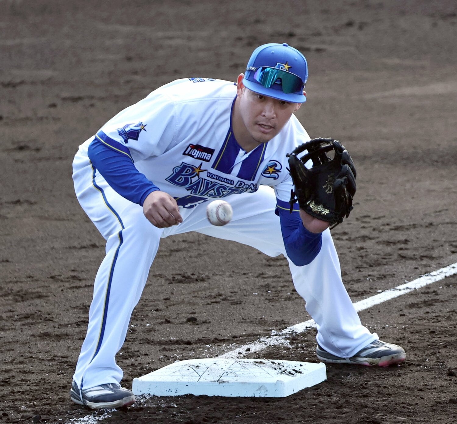 宜野湾キャンプで三塁の守備練習を行なう筒香　©️SANKEI SHIMBUN