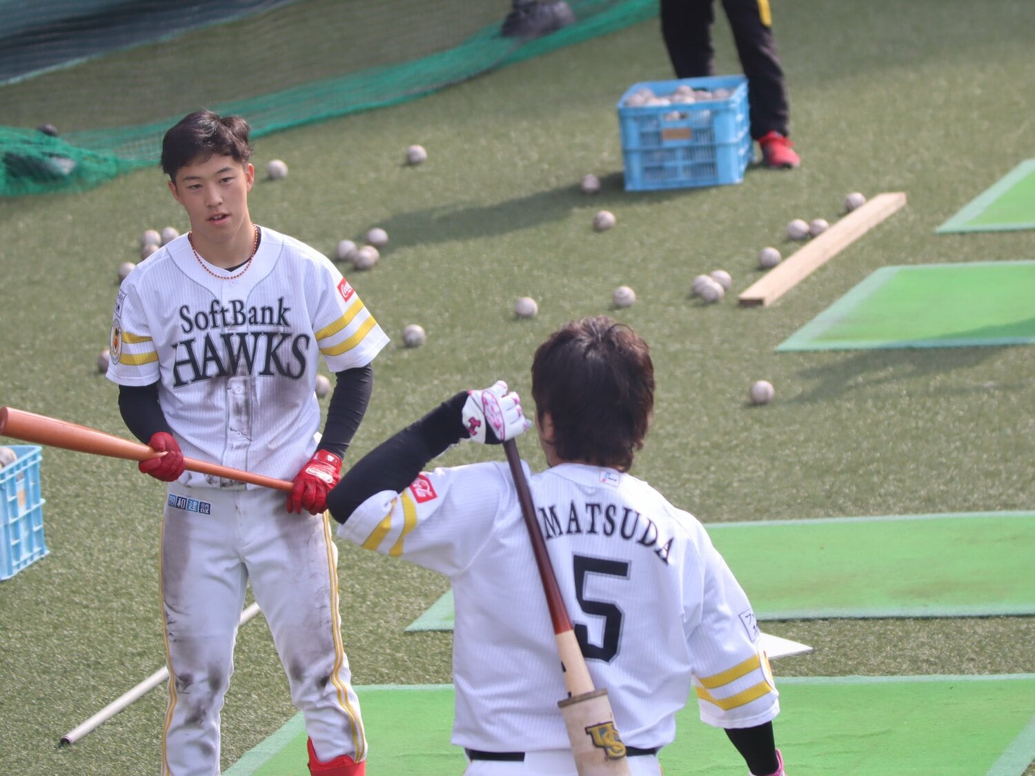 若手選手に声をかける松田　©Kou Hiroo