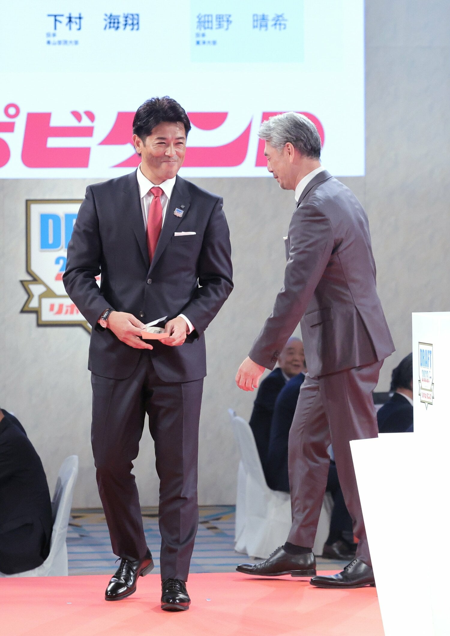 細野晴希（東洋大）の交渉権を獲得し、笑顔の日本ハム・稲葉篤紀GM　©JIJI PRESS