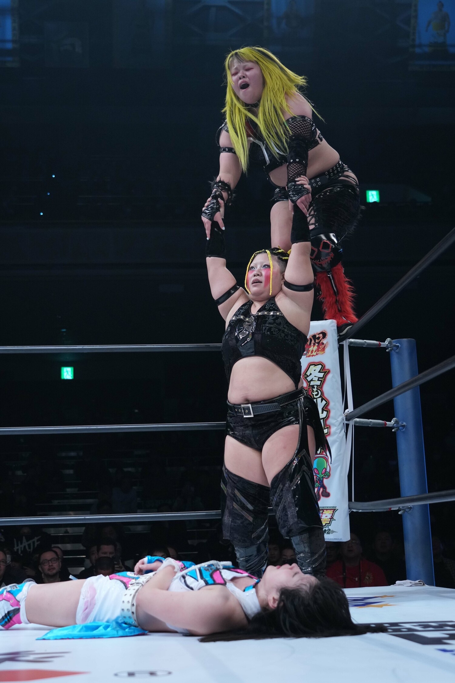 刀羅ナツコ、琉悪夏の連係攻撃を受けるさくらあや。2025年12月29日、両国国技館　©Essei Hara