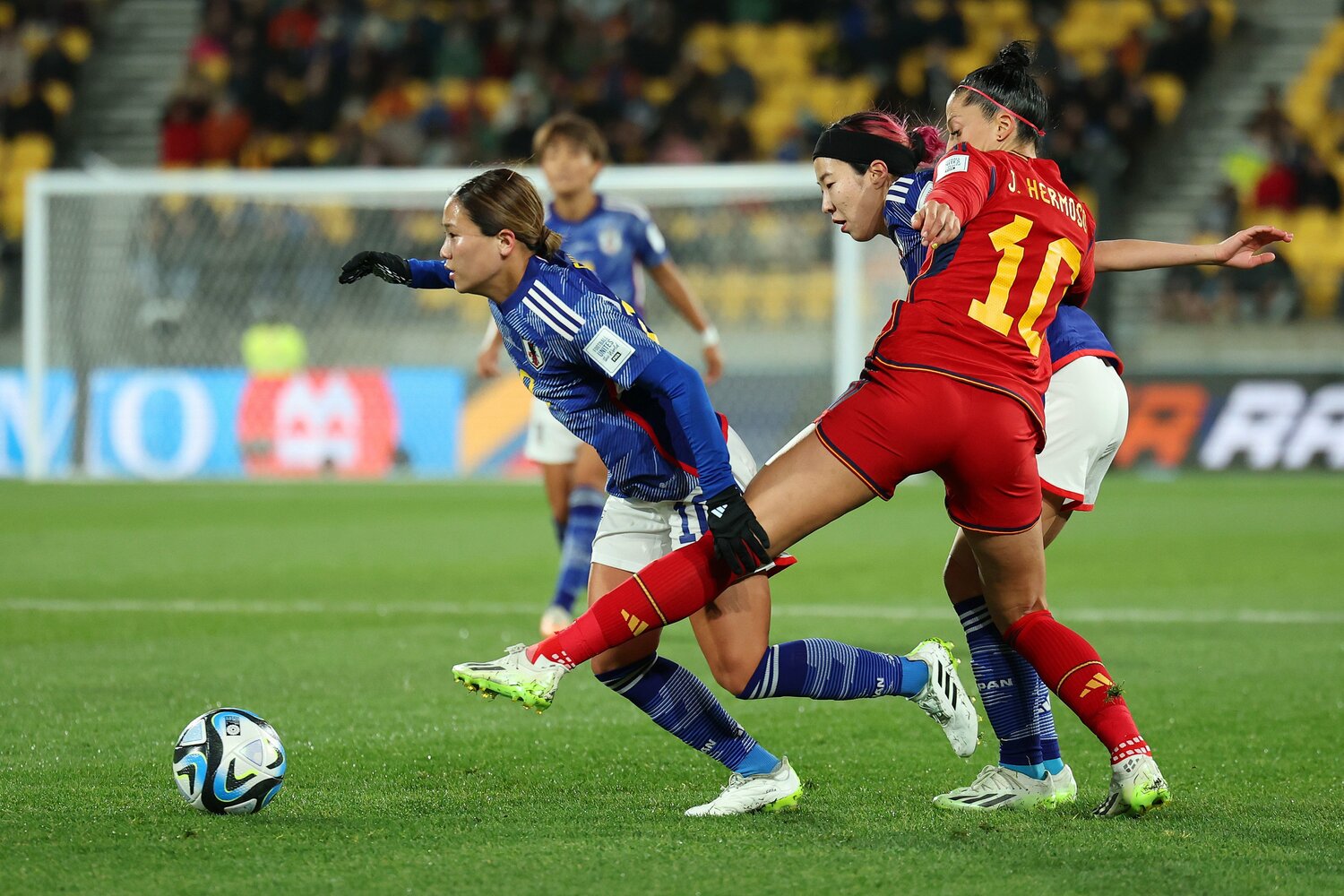 中盤でボールを奪い、スペインのパスワークを封じる長野風花（左）と遠藤純　©︎Getty Images