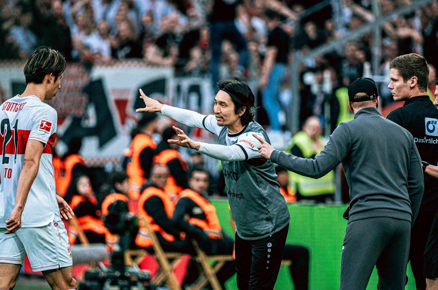 チームメイトの伊藤洋輝（左）に声をかける原口元気　©︎Taisei Iwamoto