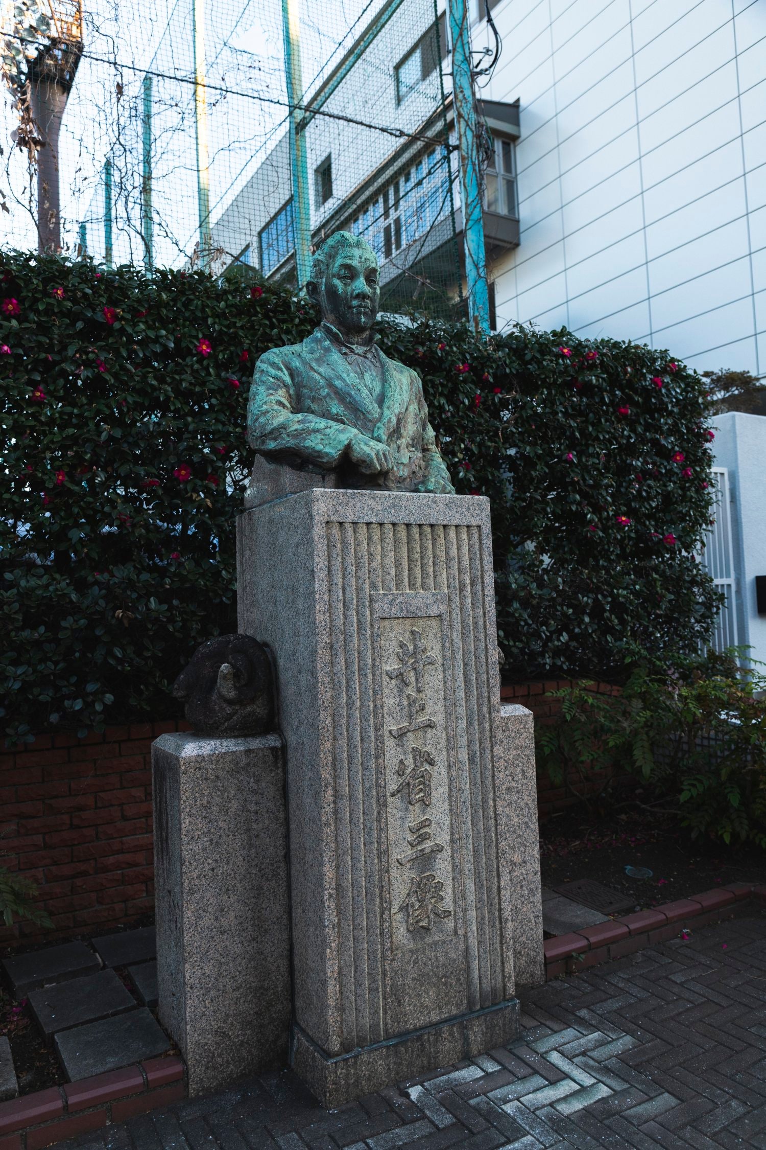 「荒川総合スポーツセンター」のすぐヨコにあった井上省三像