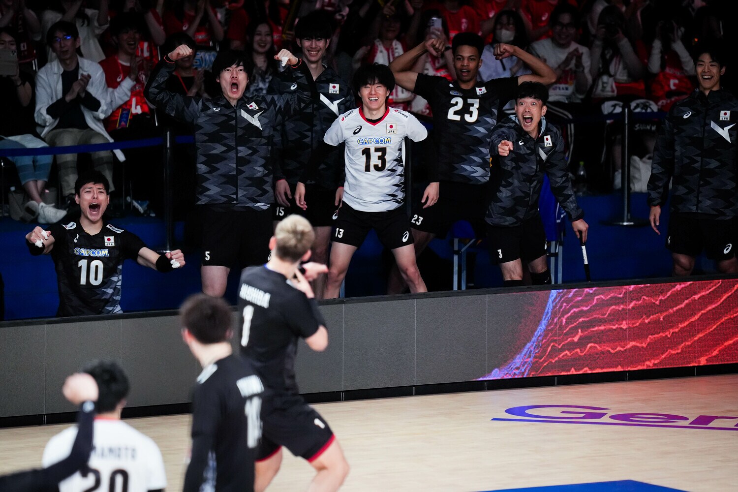 福岡ラウンド最終日のスロベニア戦。ベンチからチームを盛り立てる大塚ら控えメンバー　©︎Volleyball World