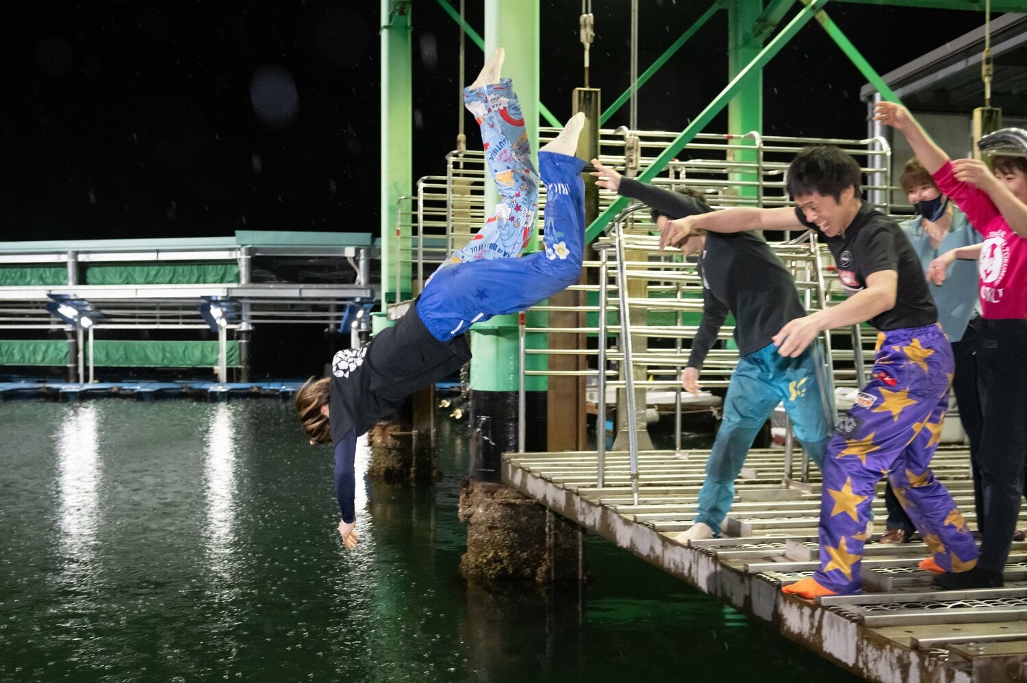 SG優勝を祝う「水神祭」で水面に投げ込まれる遠藤エミ
