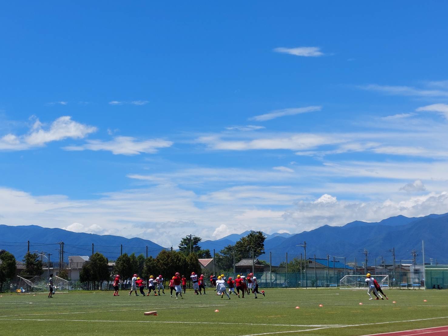 信州大アメフト部。北アルプスの山々を望むグラウンドで汗を流す