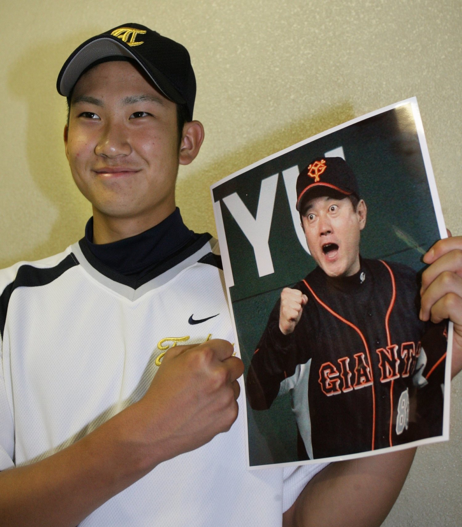 東海大相模高時代、原監督の拡大写真を持つ菅野　(C)Sankei Shimbun