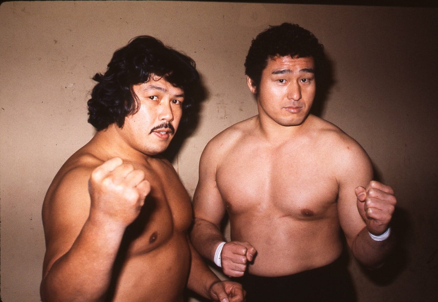 天龍源一郎(右)と阿修羅・原(左) ©AFLO