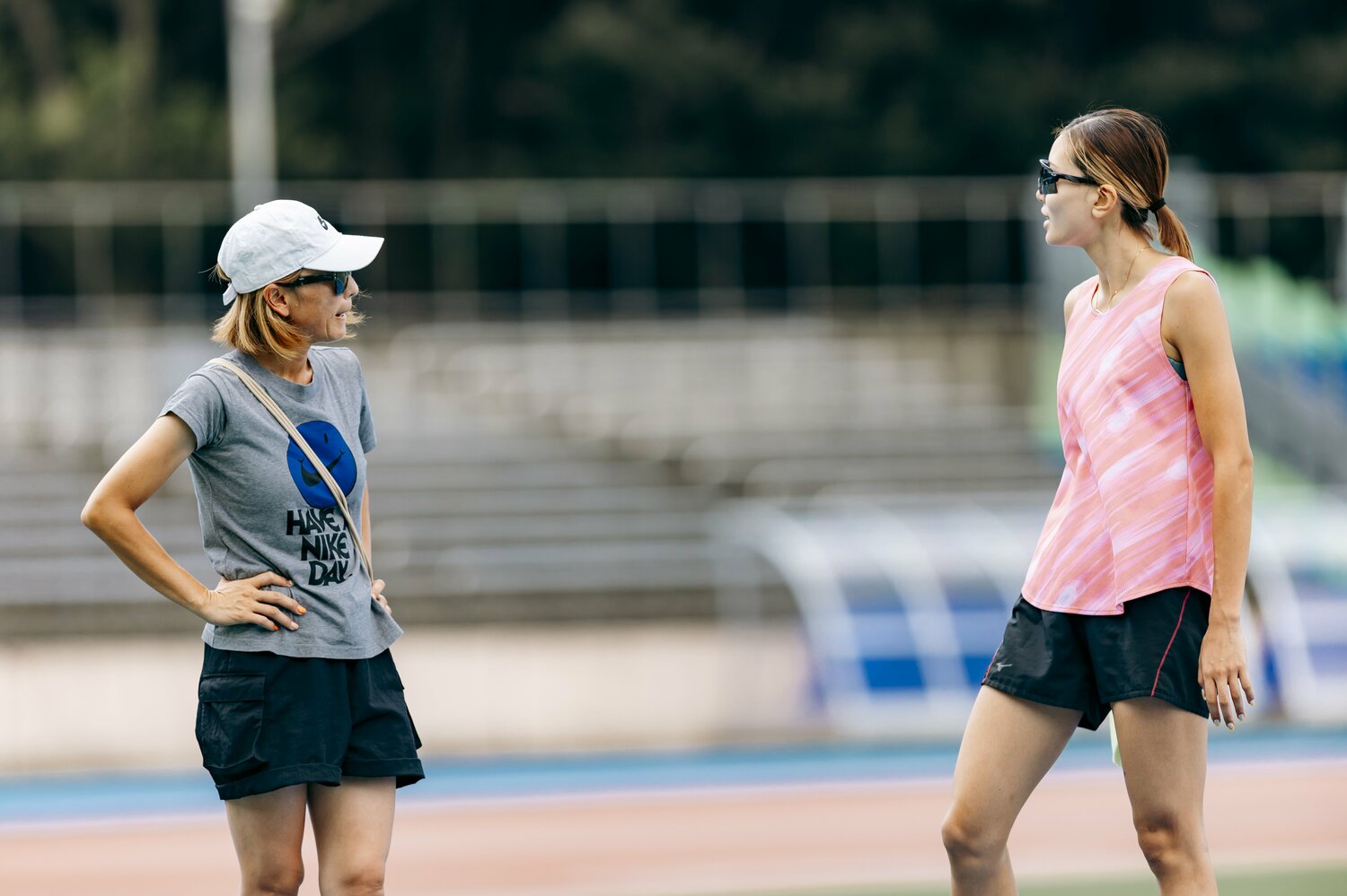 高橋と指導する醍醐奈緒美コーチ　©Kiichi Matsumoto