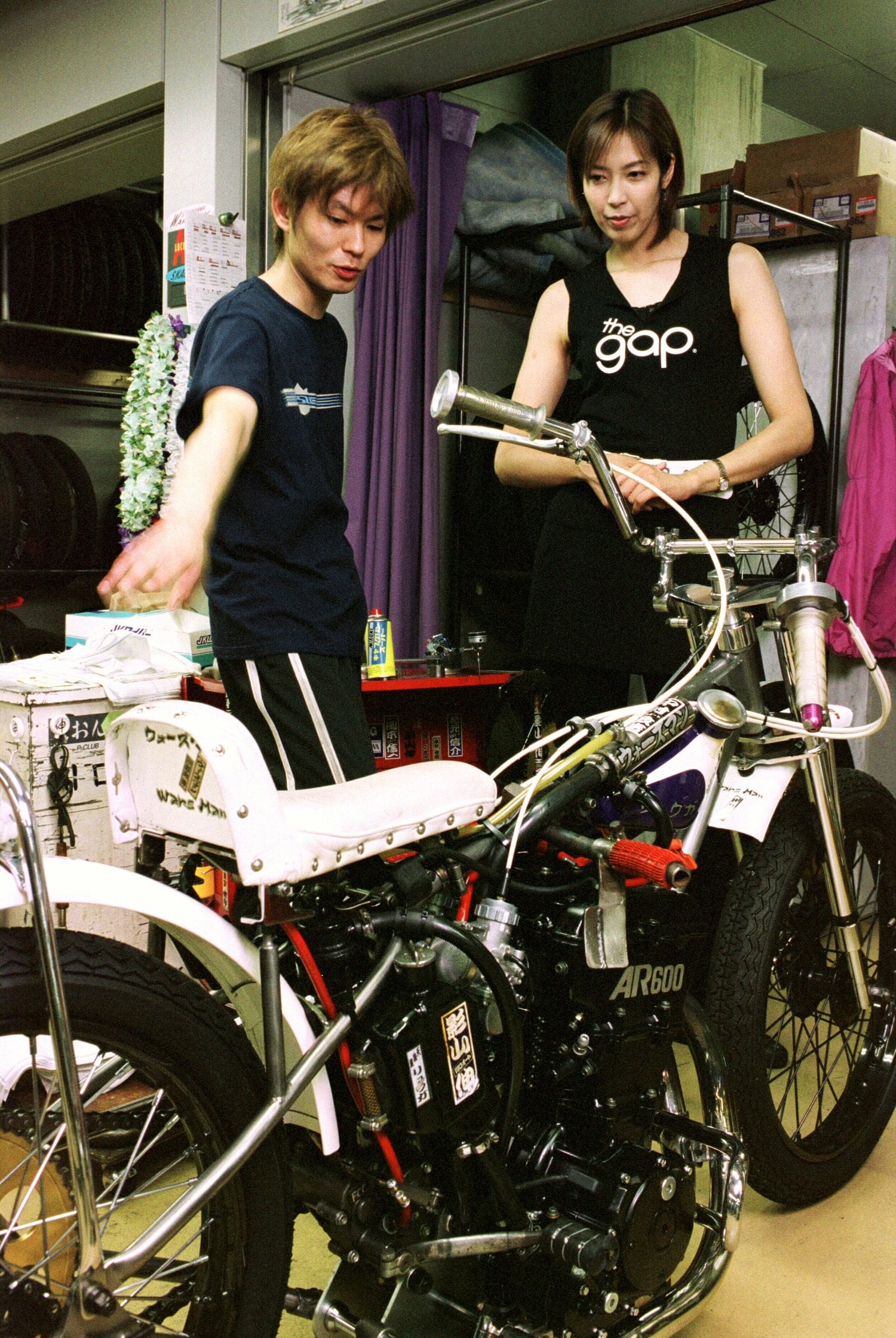 キャスターとしてオートレースを取材する大林素子（2001年撮影）　©Takao Yamada