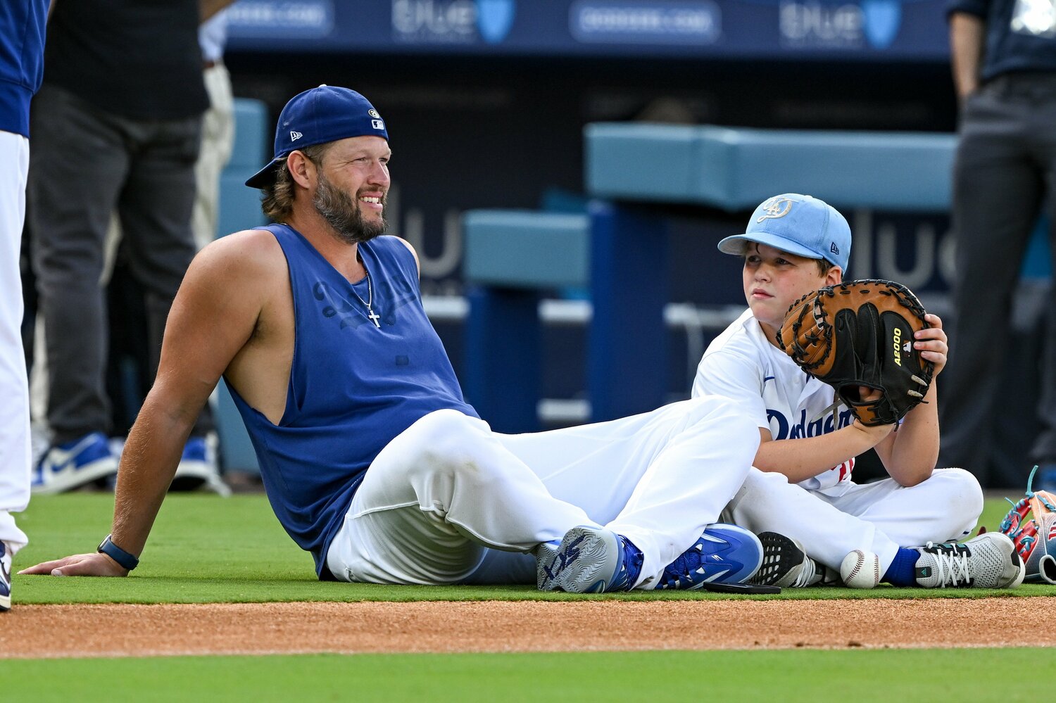 長男のチャーリー君（右）に「ヤマのキャッチボールをみたらいい」とアドバイスしたというカーショウ　©️Getty Images