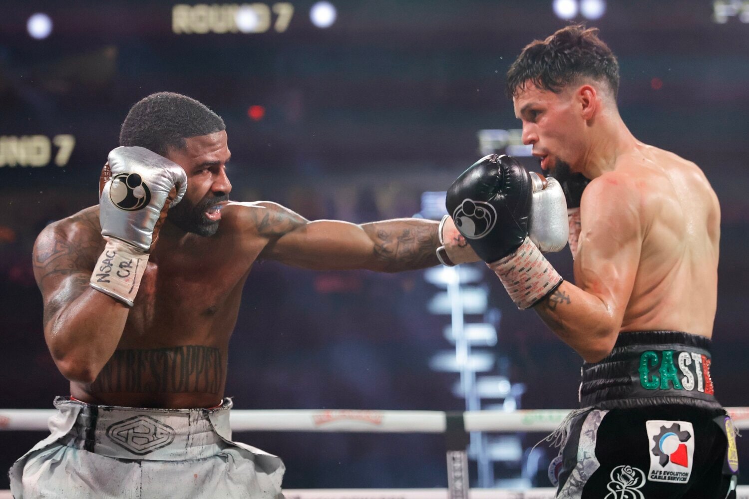 カルロス・カストロ（右）に判定勝ちを収めるも、ダウンを奪われるなど苦戦したスティーブン・フルトン　©︎Getty Images