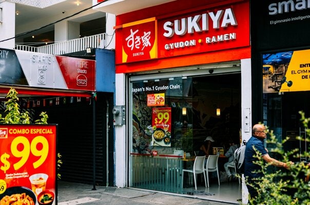 「牛丼を食べて涙が出そうに」“すき家inメキシコシティ”が過酷すぎW杯撮影でフラフラのカメラマンを救った「味噌汁、麦茶つき…約912円で良心的」