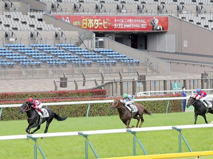 菊池寛と一緒に「無観客ダービー」へ。生き証人が語る1944年の日本競馬。＜Number Web＞ photograph by Kyodo News