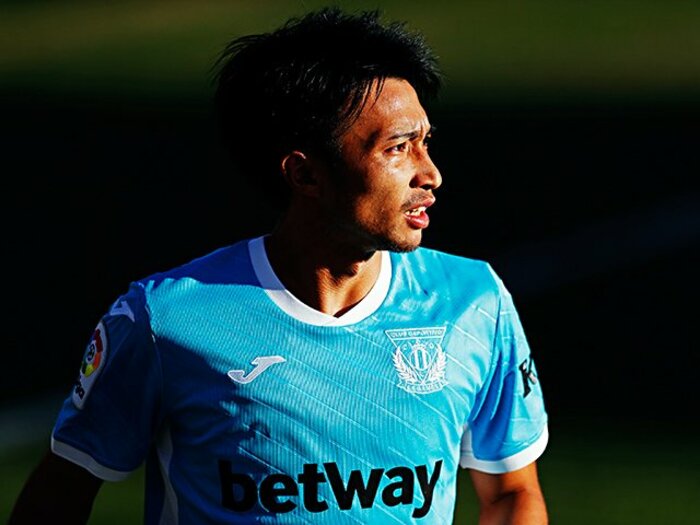 柴崎岳が闘うリーガのリアル　雨ざらしの客席、無観客も住宅屋上で観戦…新着写真を見る＜Number Web＞ photograph by Daisuke Nakashima