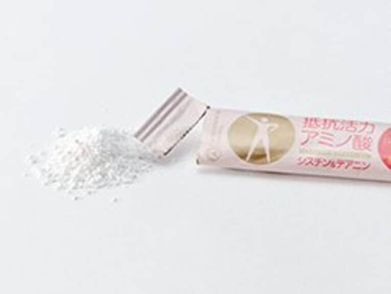 スティック1.7g：エネルギー5.5kcal、タンパク質0.98g、炭水化物0.72g、シスチン700mg、テアニン280mg、ビタミンC50mg。飲みやすい顆粒状だ。 