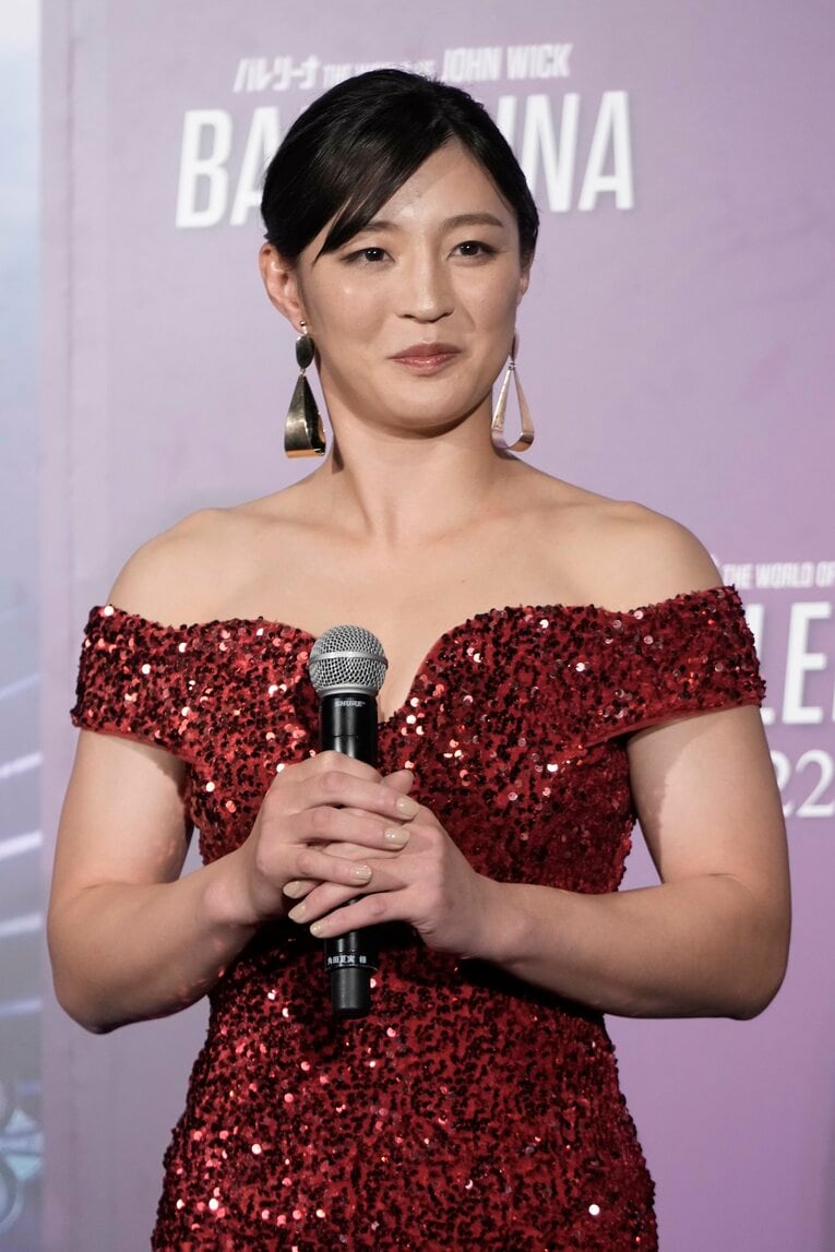 2025年8月、映画のイベントに赤いドレスで登壇した角田【スワイプするとその他の写真もご覧になれます】　©JIJI PRESS