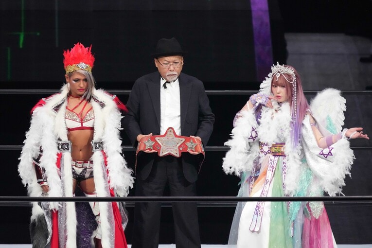 4度目の大一番。タイトルマッチ・セレモニーの記念撮影でポーズをとるジュリアと中野たむ