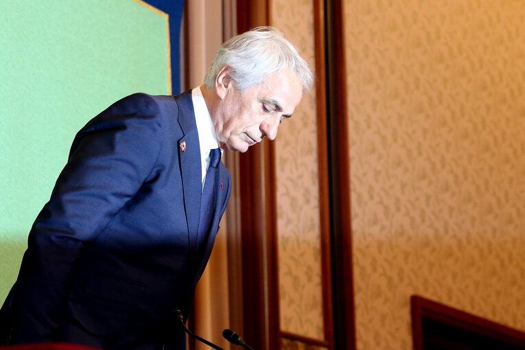 日本代表監督解任後、日本記者クラブで行われた会見で報道陣に一礼するハリルホジッチ　©Getty Images