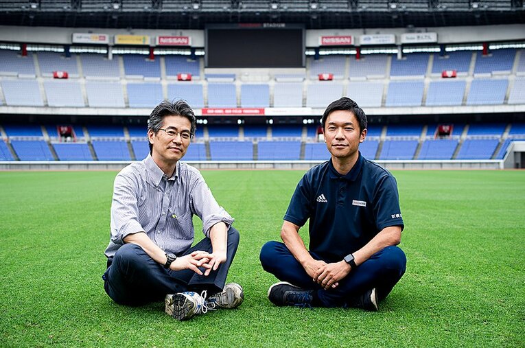 ラグビーW杯決勝の舞台となる日産スタジアムでピッチ管理に携わる青木淳氏（左）と福岡正敏氏。葛藤と戦いながら、大会成功へ向けて全力を尽くす。 ／ photograph by Yuki Suenaga