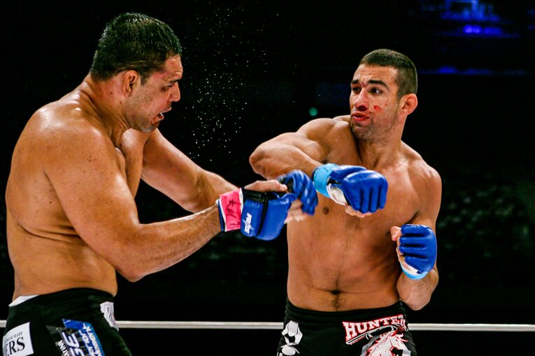 ノゲイラは2006年のPRIDE無差別級GPに出場。2回戦で後にヒョードルを撃破する実力者ファブリシオ・ヴェウドゥムと対戦した