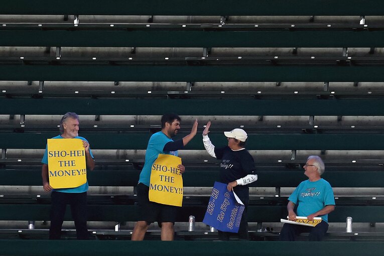 大谷が出場しなかったマリナーズ戦で…敵地ファンのTシャツ＆ボードには「ショウヘイがほしいからお金を出してくれ！」©JIJI PRESS