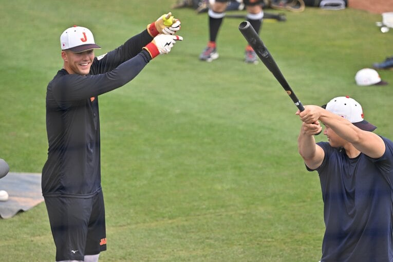 村上の打撃フォームを真似る大谷とヌートバーが楽しそう　©︎Naoya Sanuki