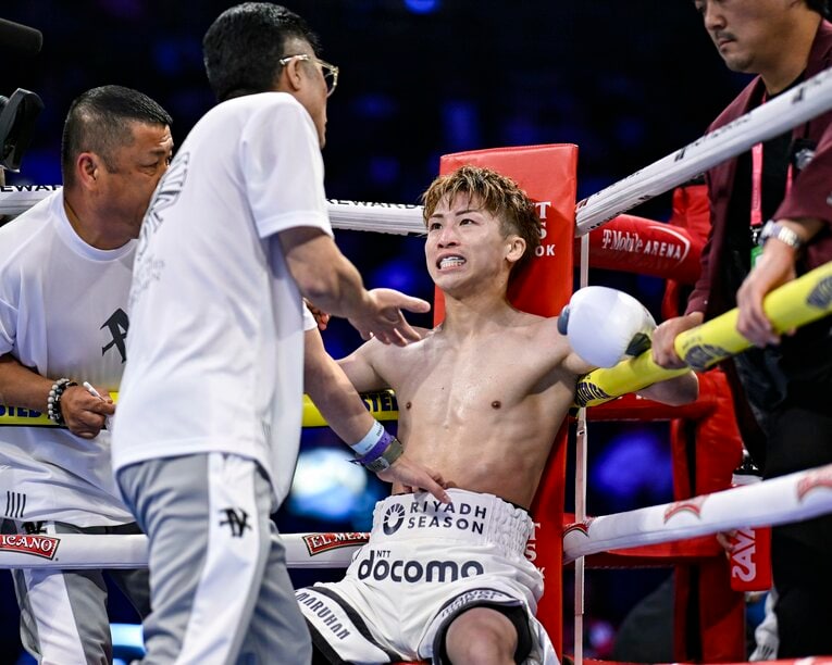 「珍しい表情が撮れたんです」。イーッと歯を見せる井上尚弥（2ラウンド後のインターバル） ©Hiroaki Finito Yamaguchi