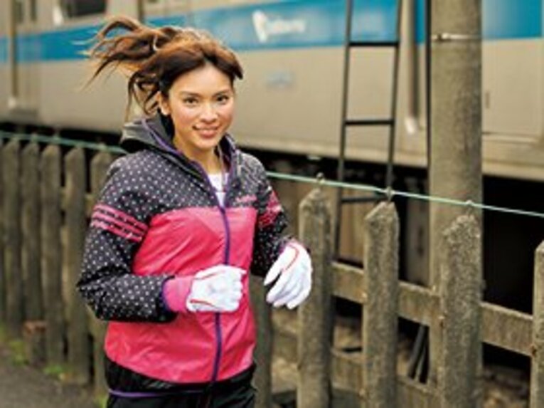 あきもとさやか
1988年7月26日、千葉県生まれ。AKB48「チームK」のキャプテン。『朝ドラ殺人事件』（NHK）でドラマ初主演。 