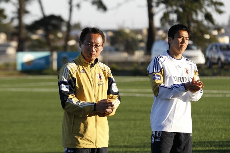 南アフリカＷ杯直前に岡田監督からキャプテンに抜擢された長谷部。合宿地の©JMPA