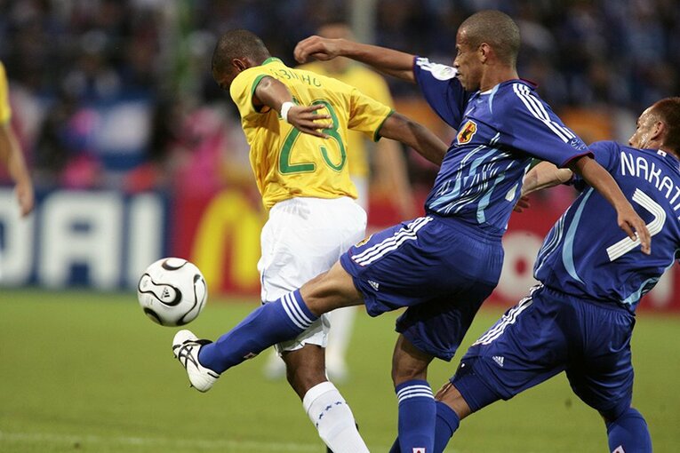 ドイツW杯ブラジル戦、ロビーニョとマッチアップする三都主　©Naoya Sanuki/JMPA