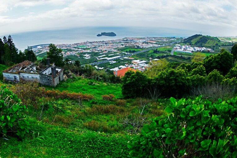 「山の斜面にスタジアム」「守田英正のお薦め料理は…」日本代表MFが戦う“離島クラブ”は美しい風景とグルメ満載だった《現地で撮影》(24)
