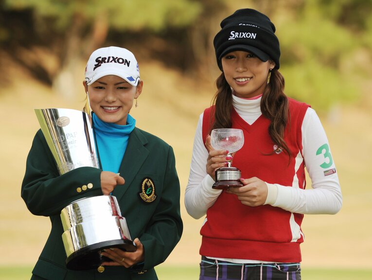 2008年「大王製紙エリエールレディスオープン」で優勝した横峯さくら（左）とベストアマチュアに輝いた金田久美子　©︎JIJI PRESS　