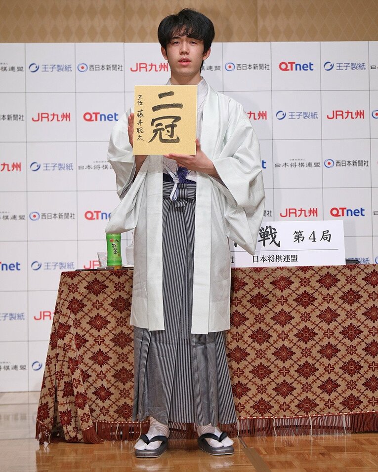 2020年8月、王位を奪取し、棋聖との二冠になった藤井聡太　©JIJI PRESS