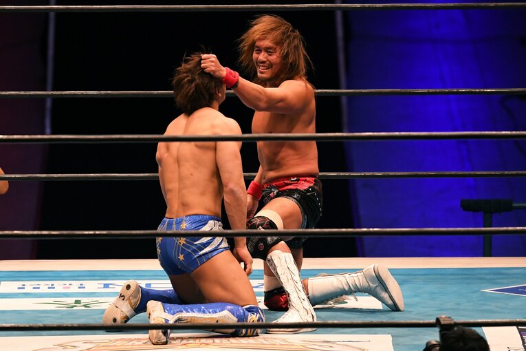 内藤哲也（右）と飯伏幸太