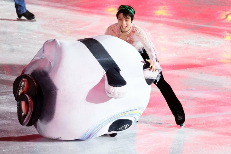 エキシビションにて転んだビン・ドゥンドゥンを救助する羽生　©Getty Images