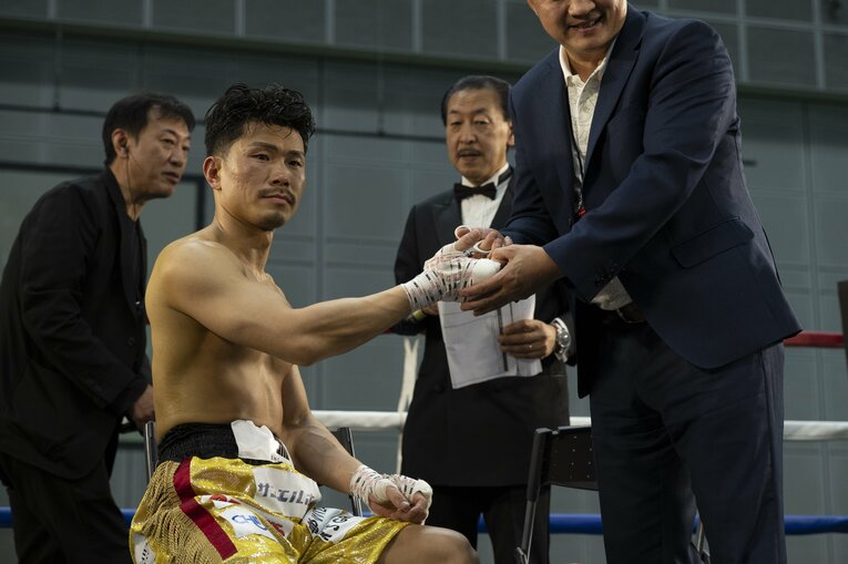 引退興行でバンデージにハサミを入れてもらう木村翔　©Tadashi Hosoda