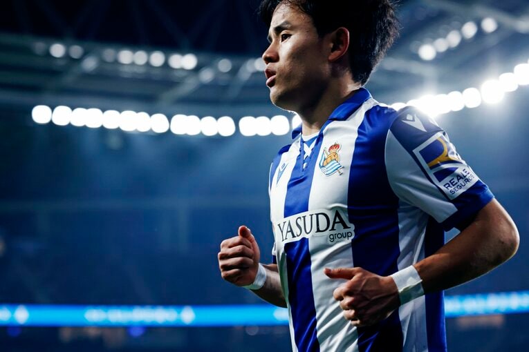 「173cmの久保建英が180cmに空中戦勝利」「反則まがいのマークも…」“キレキレな久保写真”を撮った中で、一瞬とらえた意外な仕草とは(16)