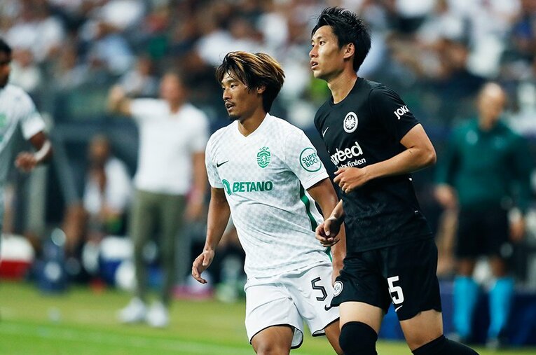 守田英正と鎌田大地。チャンピオンズリーグの舞台で日本代表の中盤2人が戦うという事実は、やはり誇らしい ／ photograph by Daisuke Nakashima