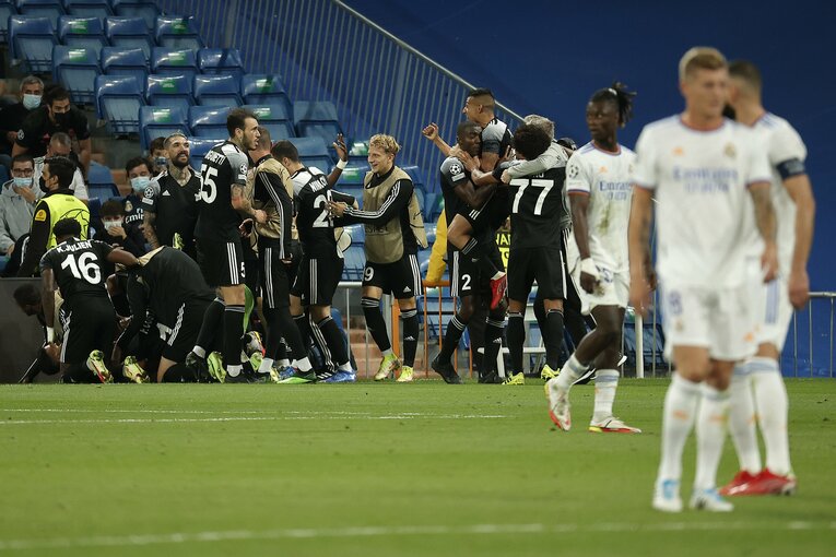 試合終了間際の決勝点に歓喜するシェリフの選手たち。マドリーのトニ・クロースやエドゥアルド・カマビンガは呆然　©Getty Images
