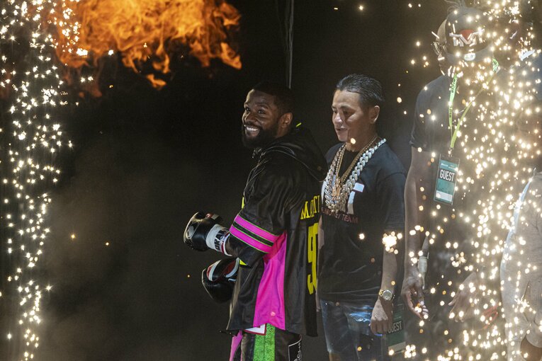 笑顔で入場したメイウェザー　©Takuya Sugiyama