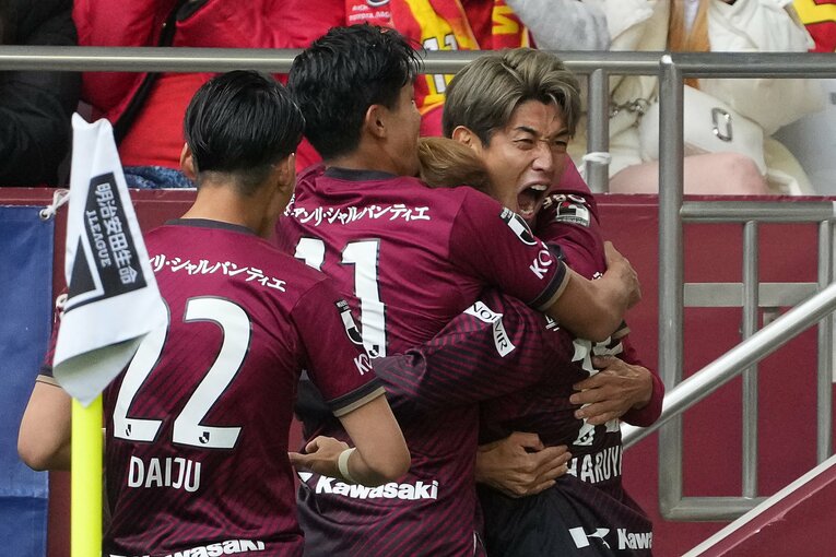 井出遥也の先制ゴールをアシストし、雄叫びをあげる大迫勇也　©Masashi Hara