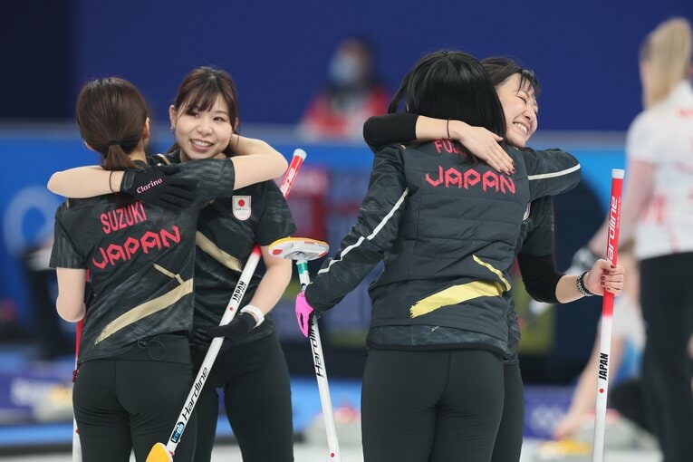 韓国に「コンシード」で敗れた日本。それでも勝った試合と同じように笑顔でハグをする　©JMPA