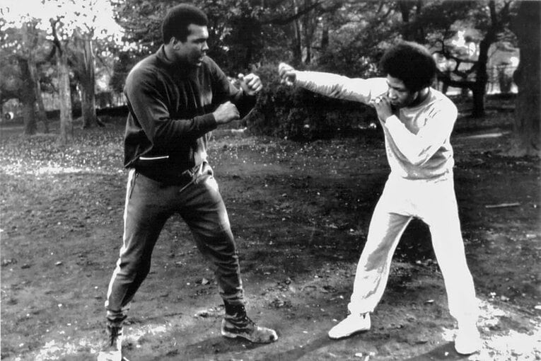 1972年、モハメド・アリと対面した父のカシアス内藤（複写）