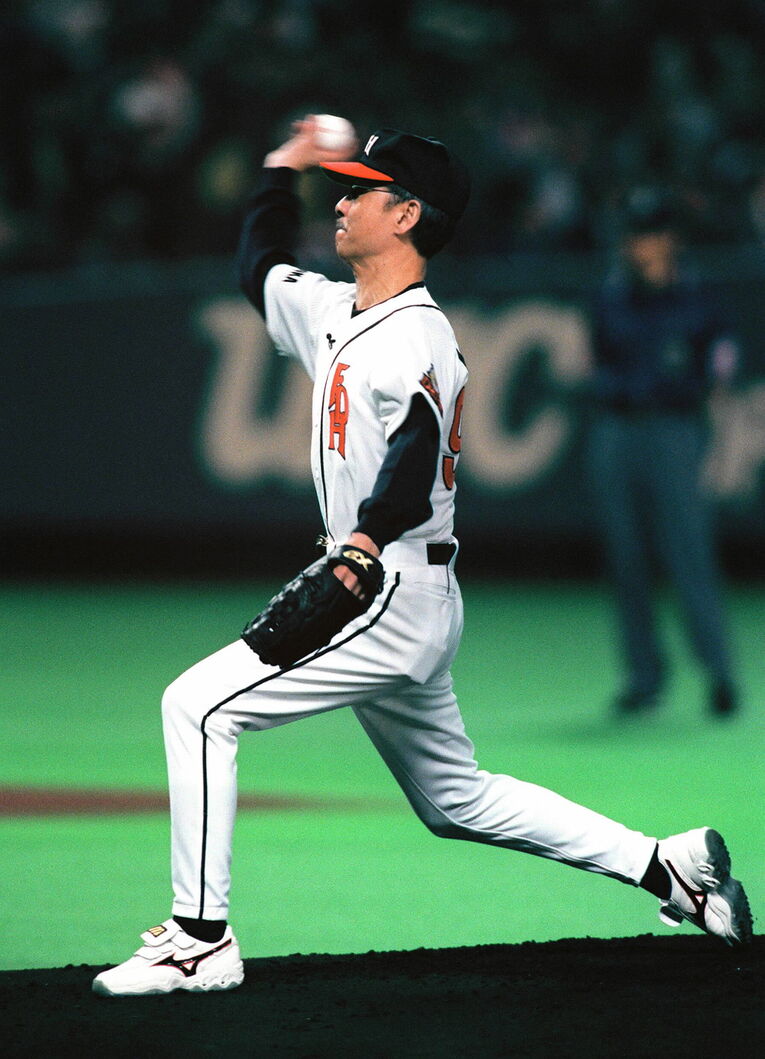 始球式に登板した久米宏さん（2000年4月、福岡ドーム）©︎JIJI PRESS